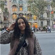 Profesora de lectura para niños preparada para motivar y enseñar a todos